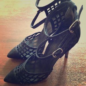 *SOLD* 💜 SCHUTZ caged ankle heels